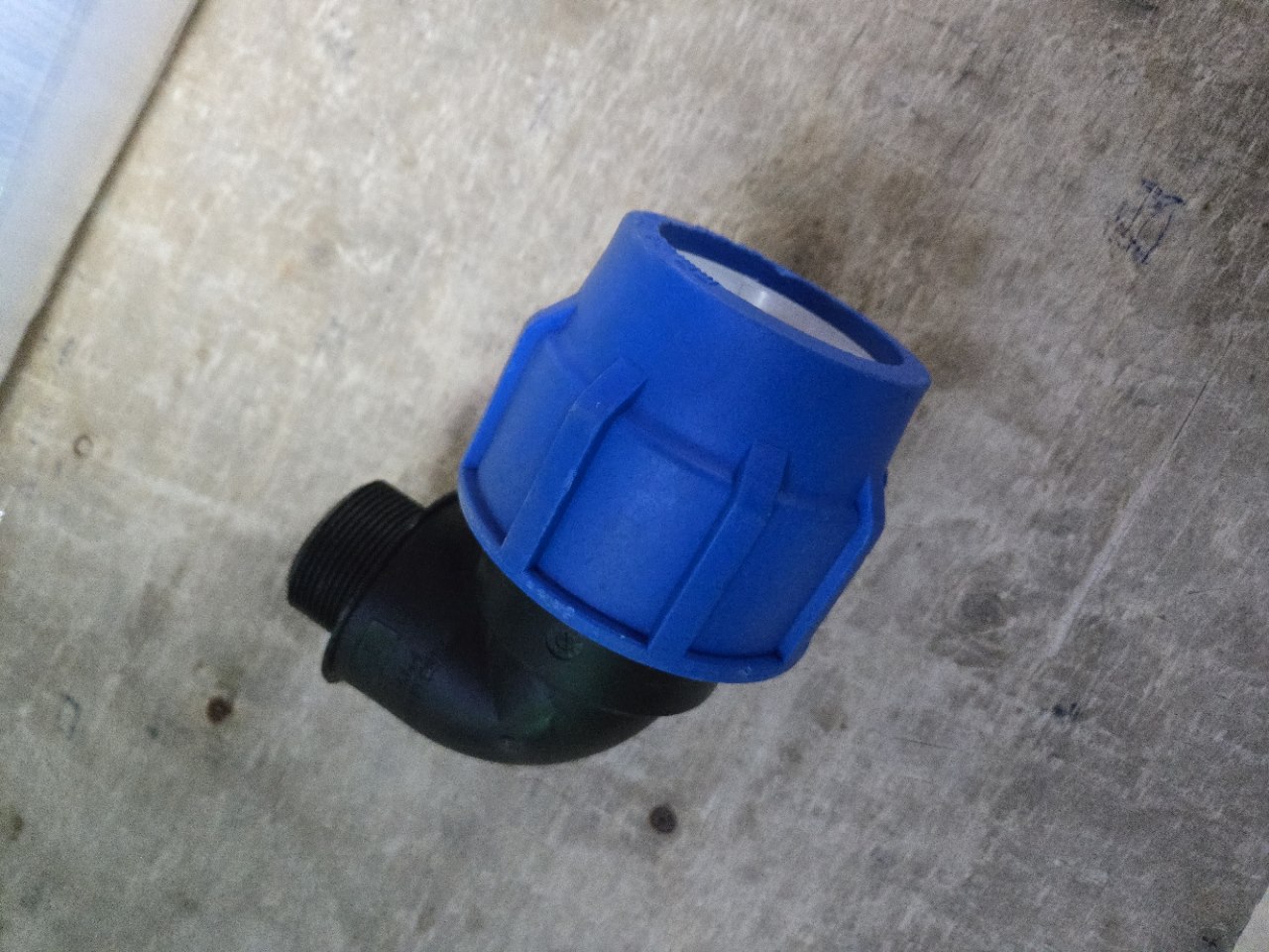 Kolano zaciskowe gwint zewnętrzny 63x1 1/2 /90° NIEBIESKIE HYDROBUD